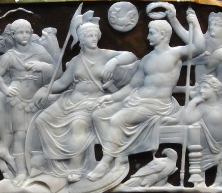Détail du gemme d'Auguste: l'empereur sous les traits de Jupiter avec la Chèvre Capricorne, signe de sa destinée royale et l'aigle jupiterien à ses pieds. Trésor de la basilique Saint-Sernin de Toulouse, aujourd'hui à Vienne.