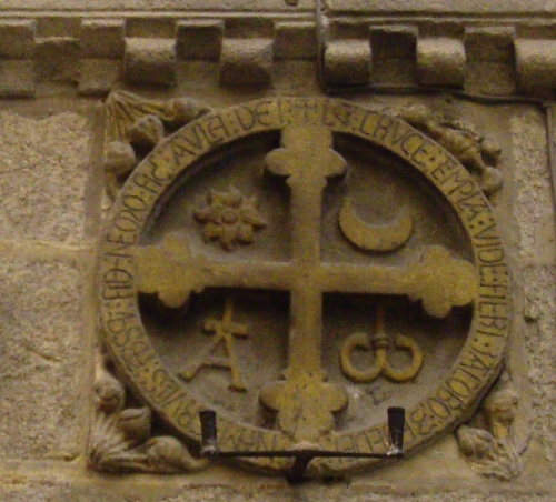 croix dans la nef de la cathédrale Saint-Jacques-de-Compostelle; photo: JP SCHMIT