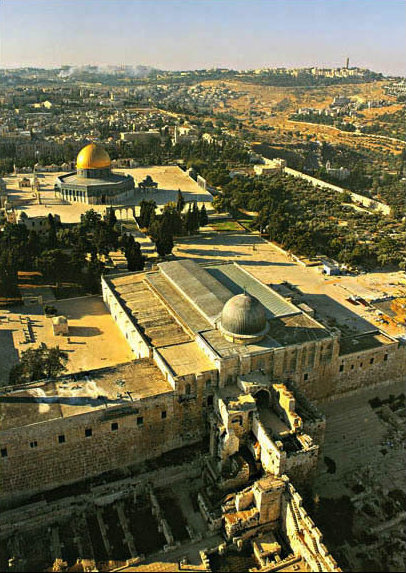 au premier plan, la mosquée Al-Aqsa,siège de l'ordre du Temple, au second plan, le dôme du Rocher servi par les chanoines réguliers; source photo: blog el-milia