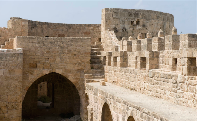 vue du chemin de garde de la forteresse templière de l'îlot de Rouad; source: www.pbase.com/dosseman_syria/image/117852700