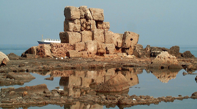 vestiges de la courtine qui entourait l'îlot de Rouad; source: www.orient-latin.com/fortresses/arwad