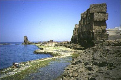 rivage de l'îlot de Rouad avec ses vestiges de la courtine; photo Yves Traynard; source:babsouria.online.fr/dipv13853.htm