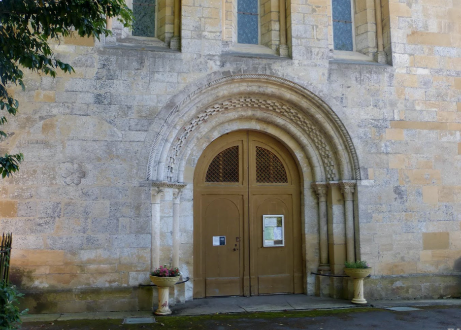 Façade de l'église de Touille  (Haute-Garonne) où a été remontée la façade de l'église cistercienne de Bonnefont. 