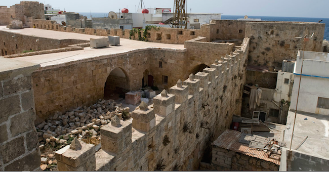 murailles et créneaux de la forteresse templière de l'îlot de Rouad; photo: www.pbase.com/dosseman_syria/image/117852705