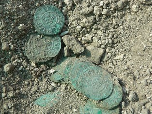 plus de 160 pièces de monnaie furent exhumées sur le site archéologique du gué de Jacob; source:http://www.templedeparis.fr/2013/10/06/chastelet-du-gué-de-jacob/