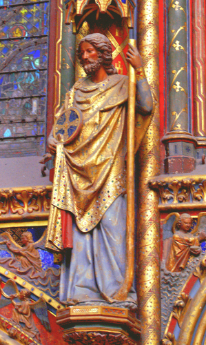 sculpture d'apôtre portant la croix de consécration ; à la Sainte Chapelle; Ile de la Cité; photo de Didier B (Sam67fr) recentrée; licence CCPaternité 2.5. Générique